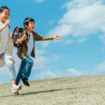 スキップする小学生