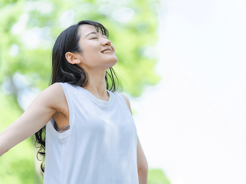 女性深呼吸