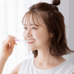歯磨きする女性