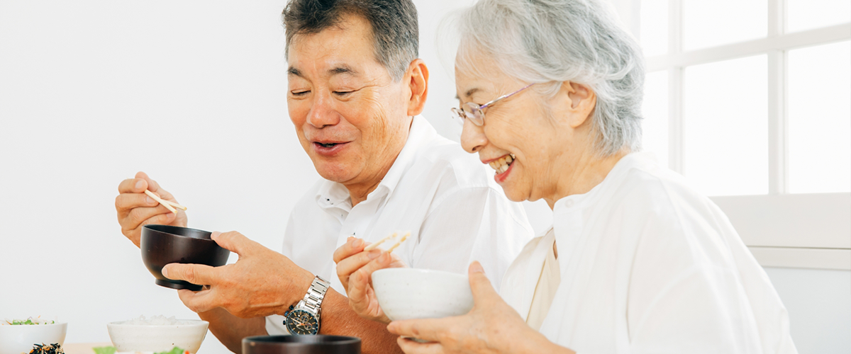 食事するシニア