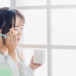 口元抑える女性