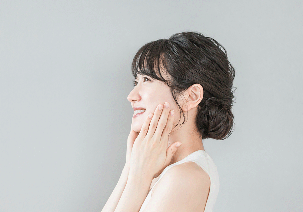 頬に手を当てる女性