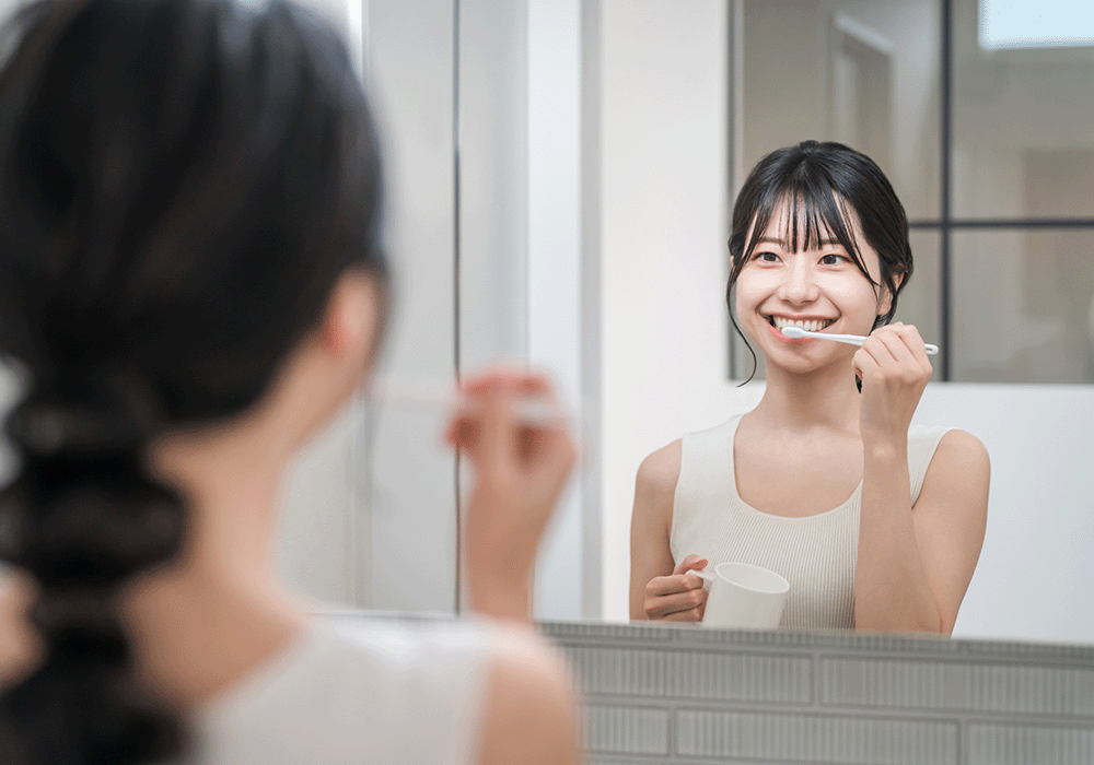 歯みがきをする女性